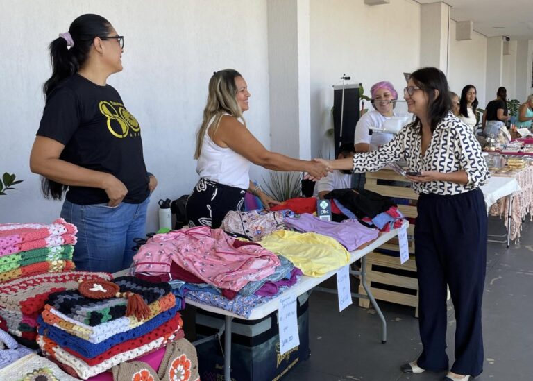 Pátio da Câmara vira vitrine: projeto da Vereadora Luiza consolida feira mensal de mulheres empreendedoras