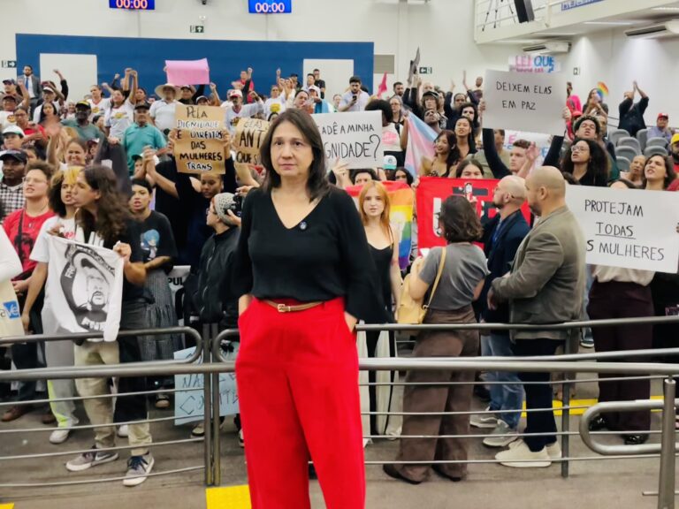 Vereadora Luiza protocola projeto para revogar lei que restringe uso de banheiros por pessoas trans em Campo Grande