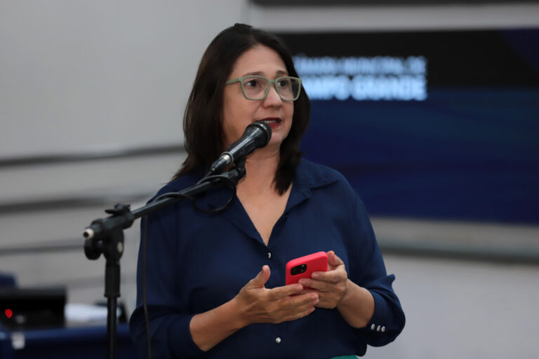 Luiza Ribeiro se posiciona contra projeto que abre caminho para privatização das escolas municipais