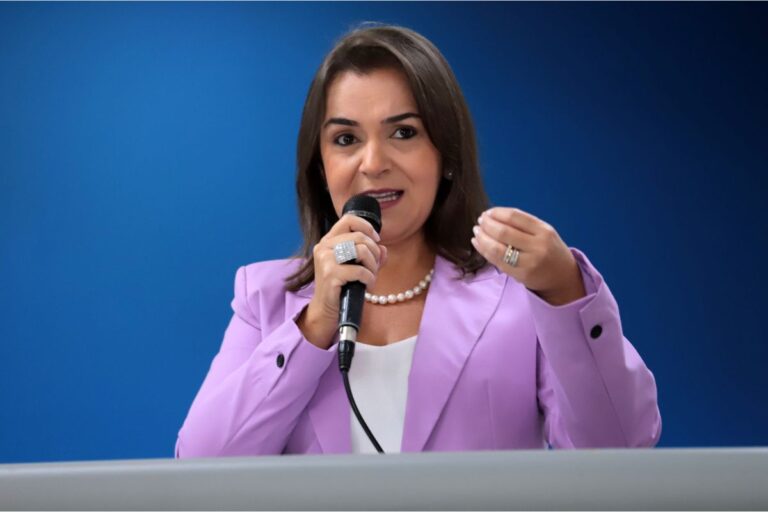 Luiza Ribeiro defende abertura de Comissão Processante para apurar conduta da prefeita Adriane Lopes