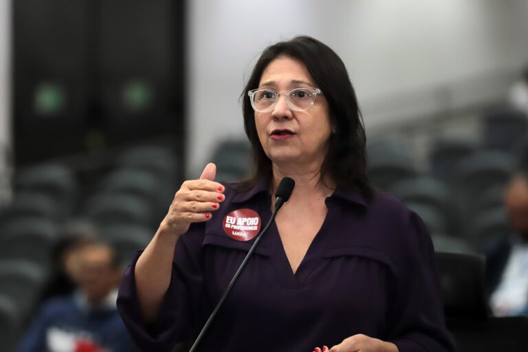 Luiza Ribeiro defende reajuste integral aos servidores e vota contra parcelamento proposto pela Prefeitura