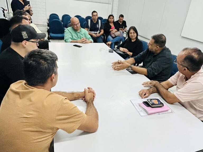 Luiza Ribeiro acompanha comerciantes dos Altos da Afonso Pena em reunião na Agetran sobre regularização das atividades