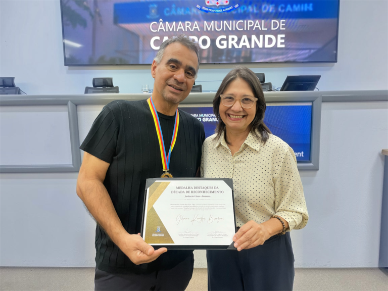 Luiza Ribeiro entrega homenagem ao professor Gilvano Bronzoni por sua trajetória em defesa da educação públi ca